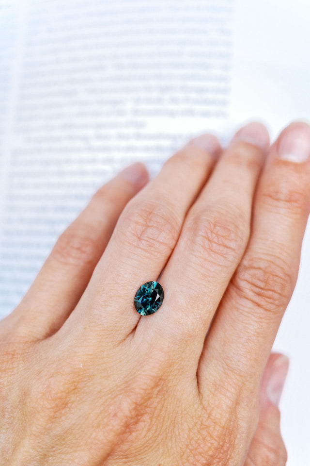 IN STUDIO _ 1.65ct 8.35mm x 6.44mm Oval Sapphire