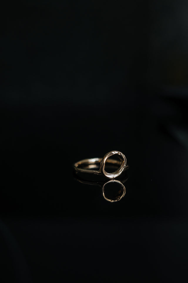 Luz Ring in 9 karat Yellow Gold
