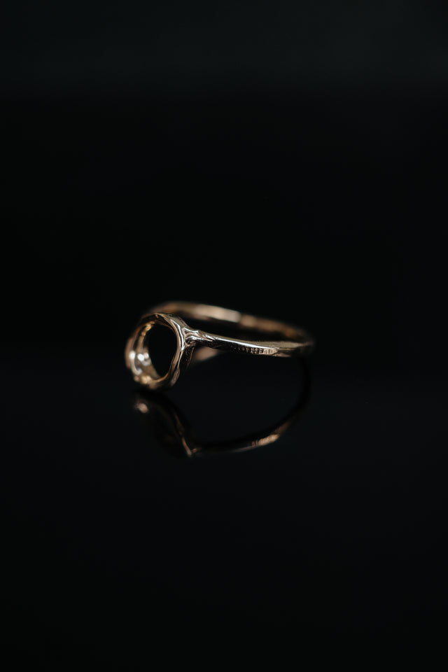 Luz Ring in 9 karat Yellow Gold
