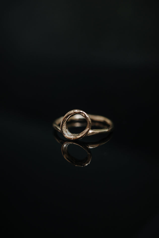Luz Ring in 9 karat Yellow Gold