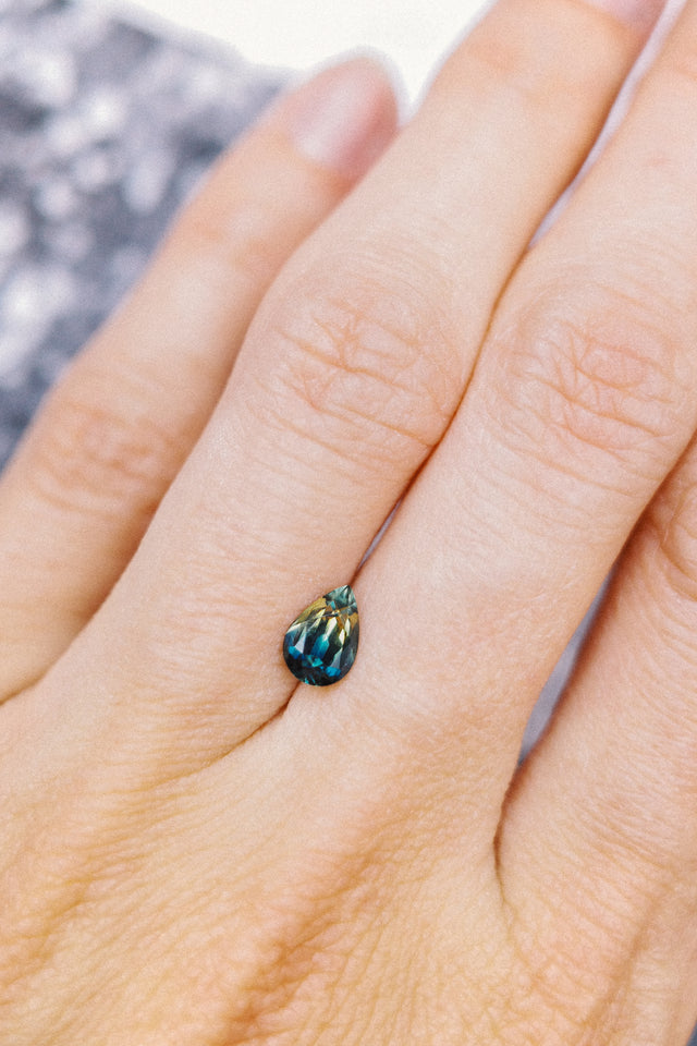 IN STUDIO _ 0.90ct 7.16mm x 4.88mm Pear Sapphire