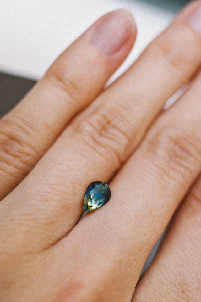 IN STUDIO _ 0.90ct 7.16mm x 4.88mm Pear Sapphire
