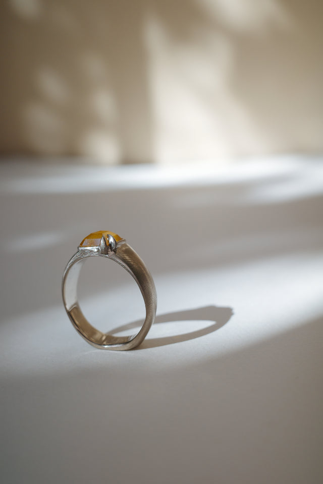 Honey Diamond Signet