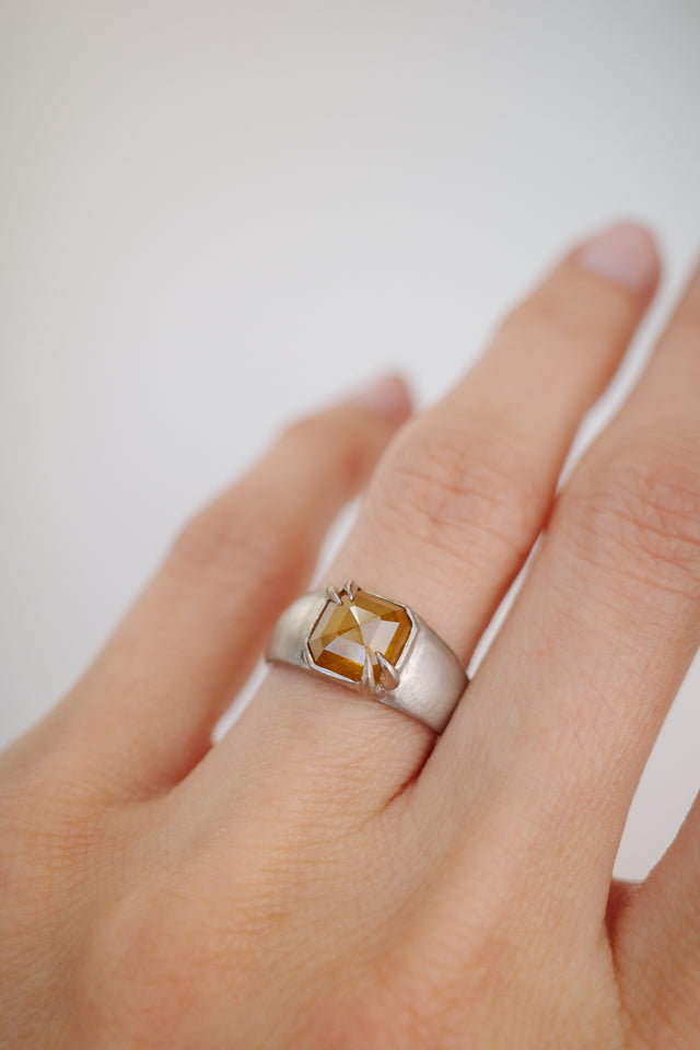 Honey Diamond Signet