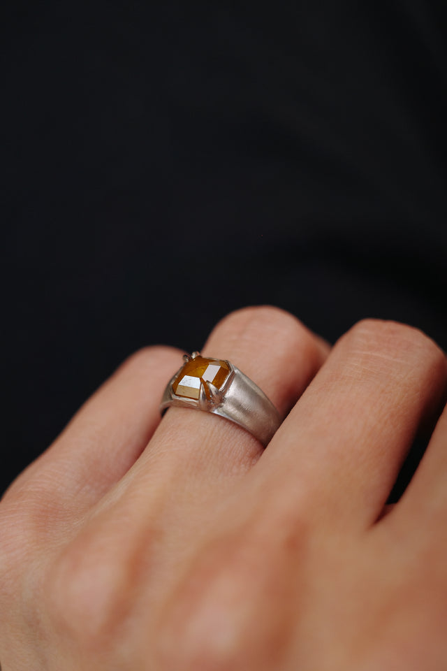 Honey Diamond Signet
