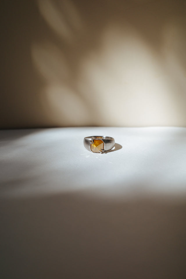 Honey Diamond Signet