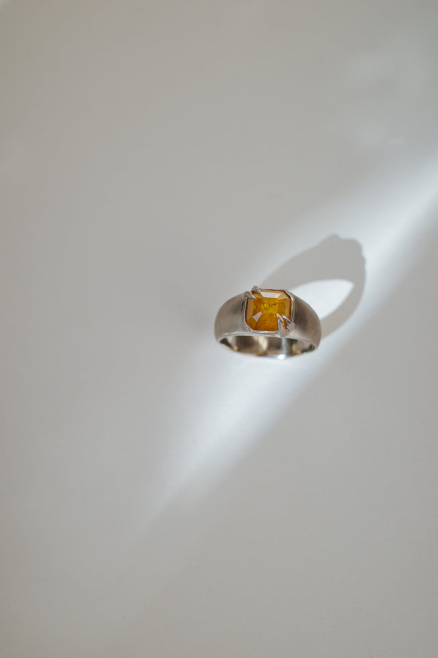 Honey Diamond Signet