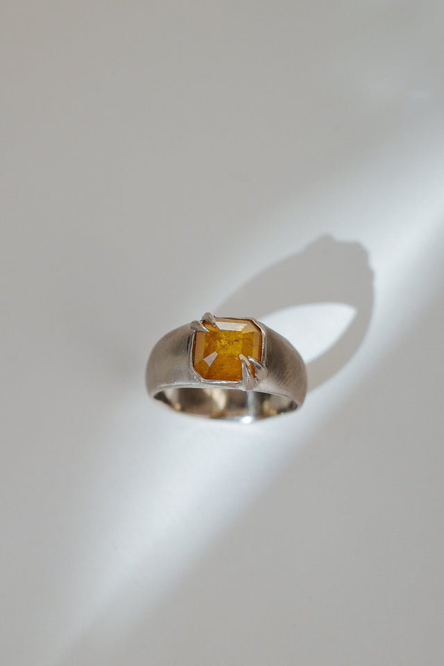 Honey Diamond Signet