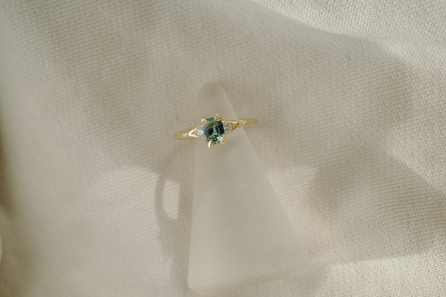 |Semi Bespoke| Three Stone Ring Round Shoulders