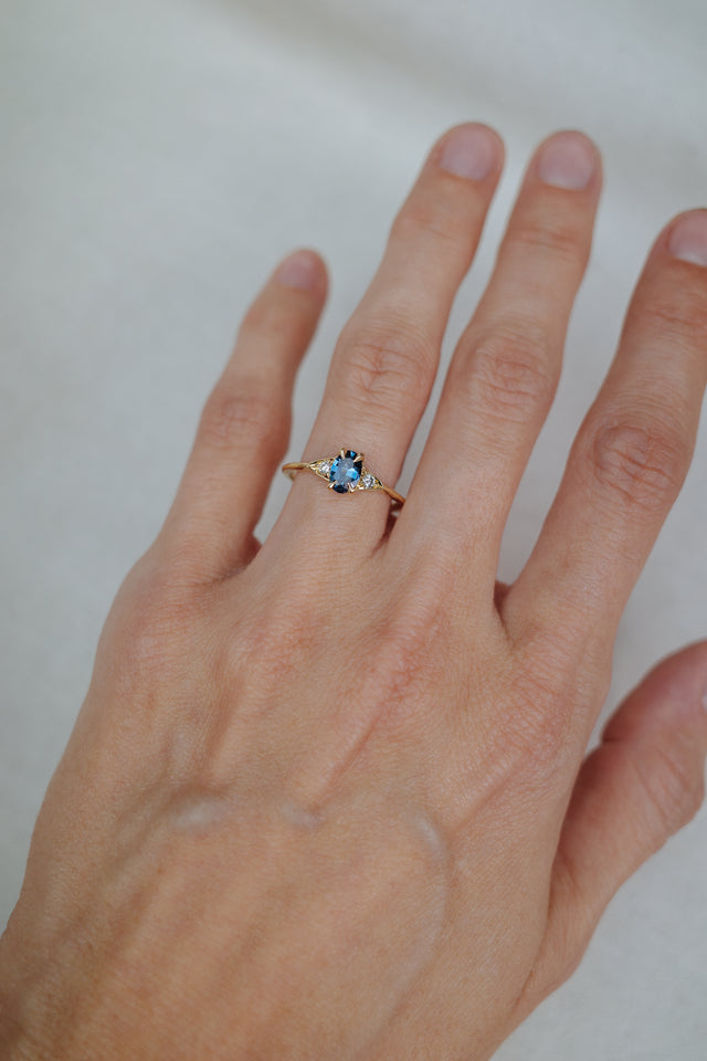 |Semi Bespoke| Three Stone Ring Round Shoulders