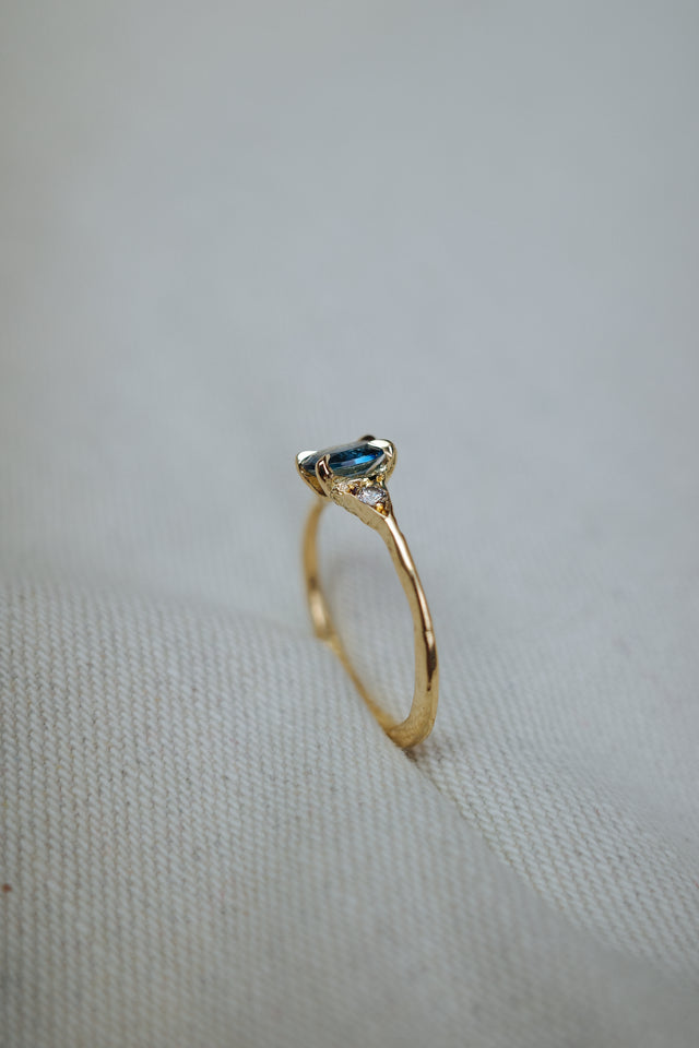 |Semi Bespoke| Three Stone Ring Round Shoulders