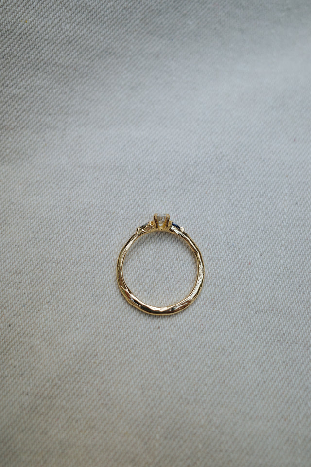 |Semi Bespoke| Three Stone Ring Round Shoulders