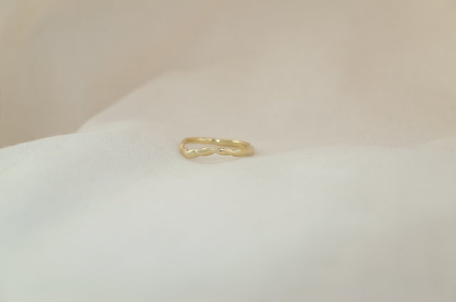 Rippled Arch Band in Yellow Gold