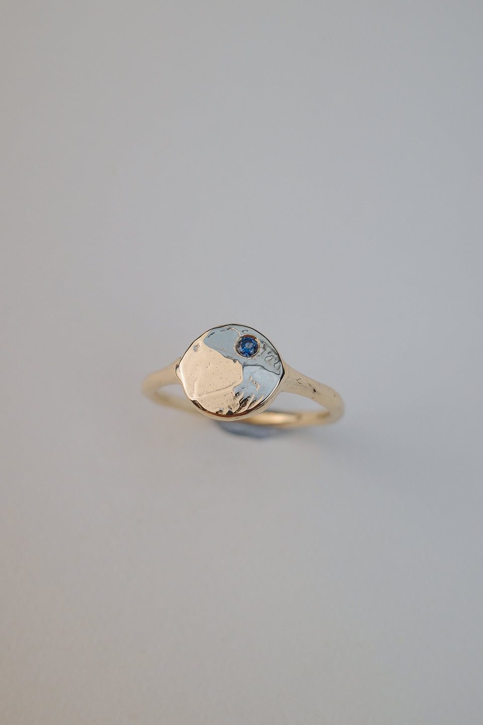 Mars Signet Ring in Yellow Gold + Sapphire