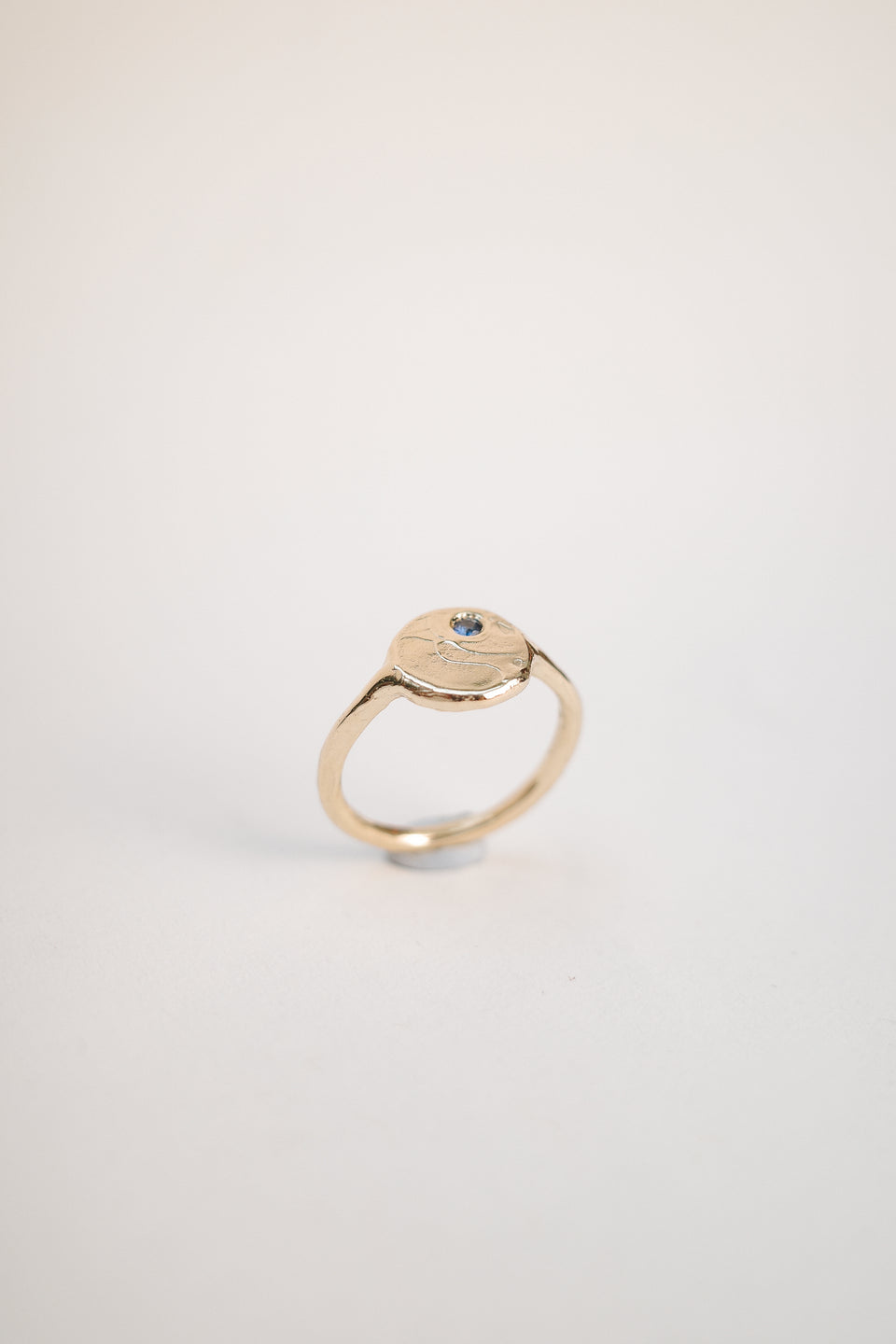 Mars Signet Ring in Yellow Gold + Sapphire